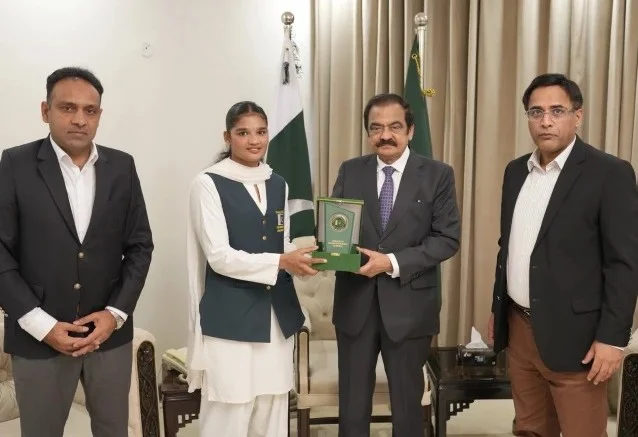 Boxer Fatima Zahra receiving a cash award and certificate in Islamabad