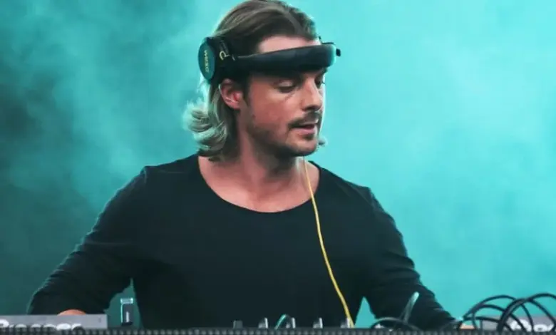 Karachi music and entertainment show featuring DJ Axwell on September 19