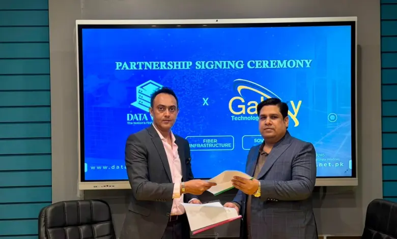 Representatives of Data Vault Pakistan and Galaxy Technology signing a strategic partnership agreement