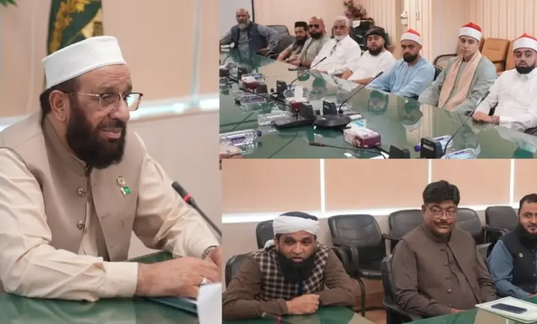 Sardar Muhammad Yousaf welcoming Egyptian Qaris in Islamabad