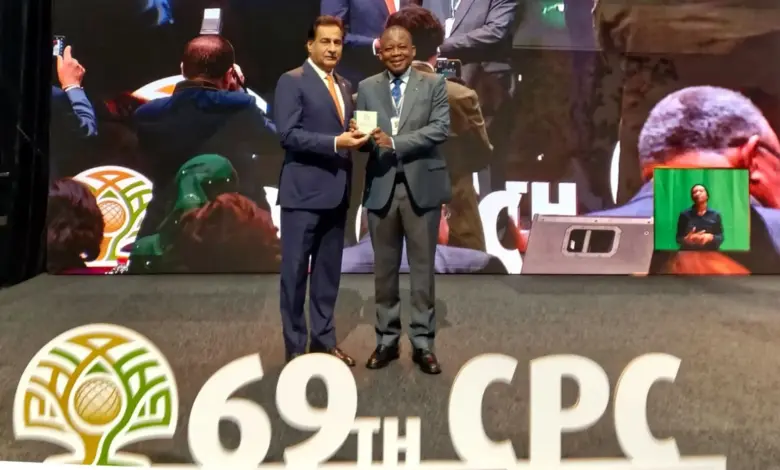 Speaker Sardar Ayaz Sadiq receiving the inaugural Green Mace Award at the Commonwealth Parliamentary Conference