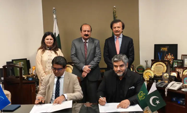 SMEDA and Prime Minister’s Youth Programme officials at MoU signing ceremony in Islamabad