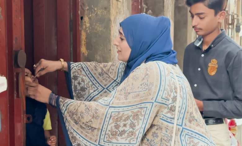 polio vaccinator - Polio Vaccinator Brings Hope in Lahore